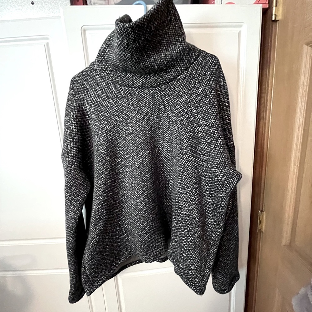 Columbia Women’s Size XL Mock neck Sweatshirt Black & White EUC Warm